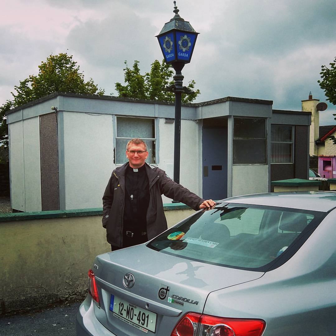 Posterunek policji (po irlandzku zwana Garda) nie wygląda na…