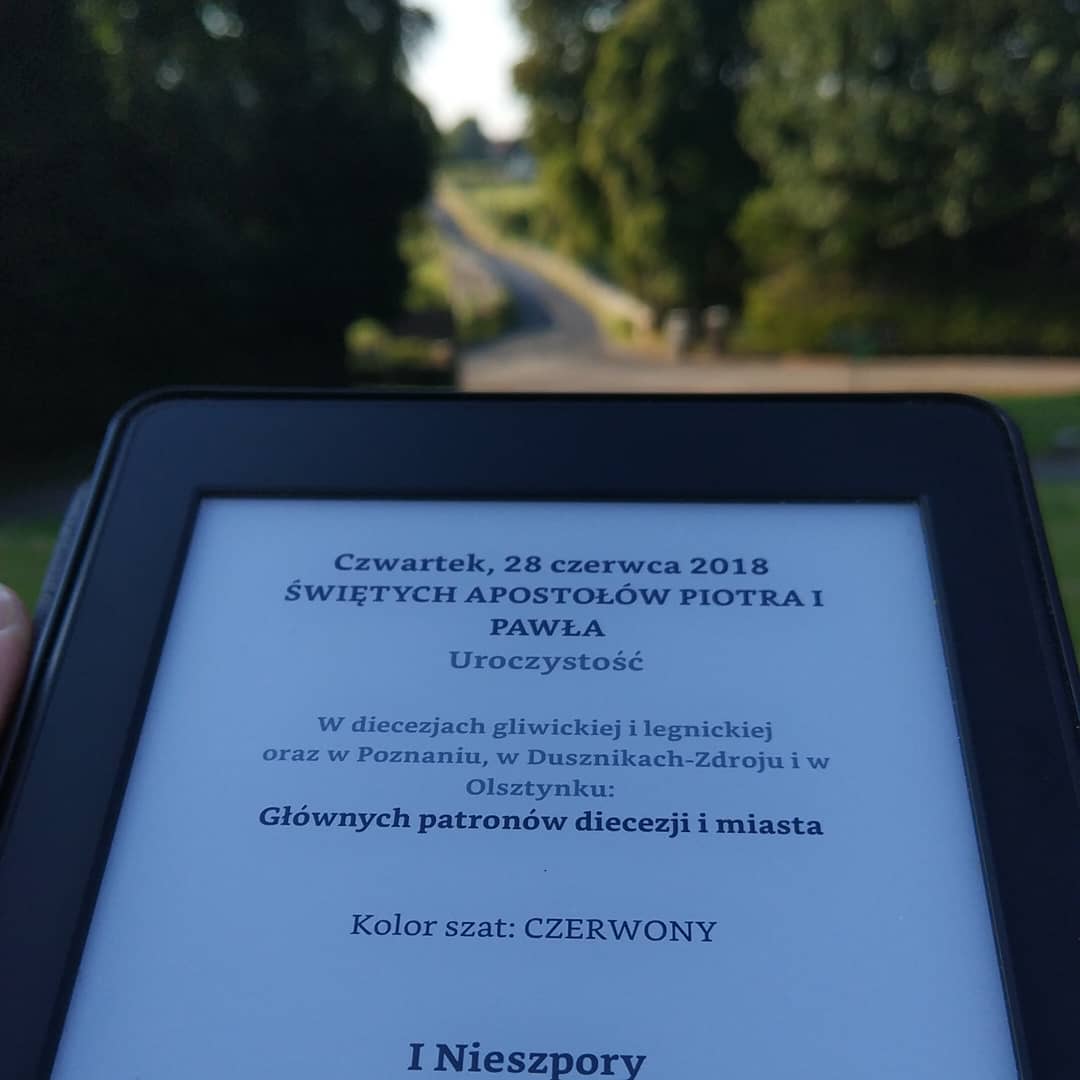 Brewiarz na łonie natury: uwielbiam 😇
Modlitwa Liturgią Godzin to wejście w inny czas i przestrzeń gdzie Chrystus, uwiel