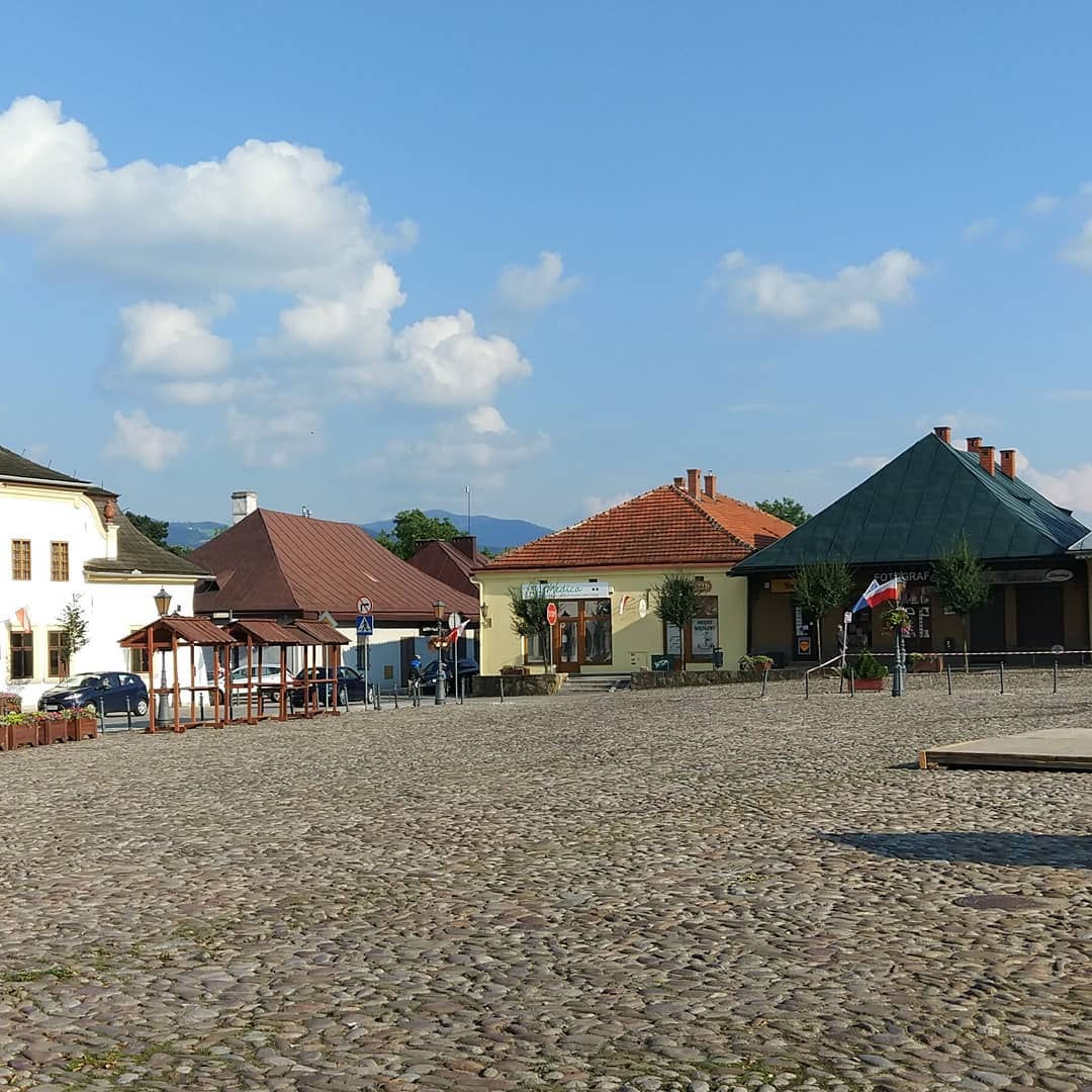 Wydawać by się mogło, że takich miasteczek już w Polsce nie ma,…