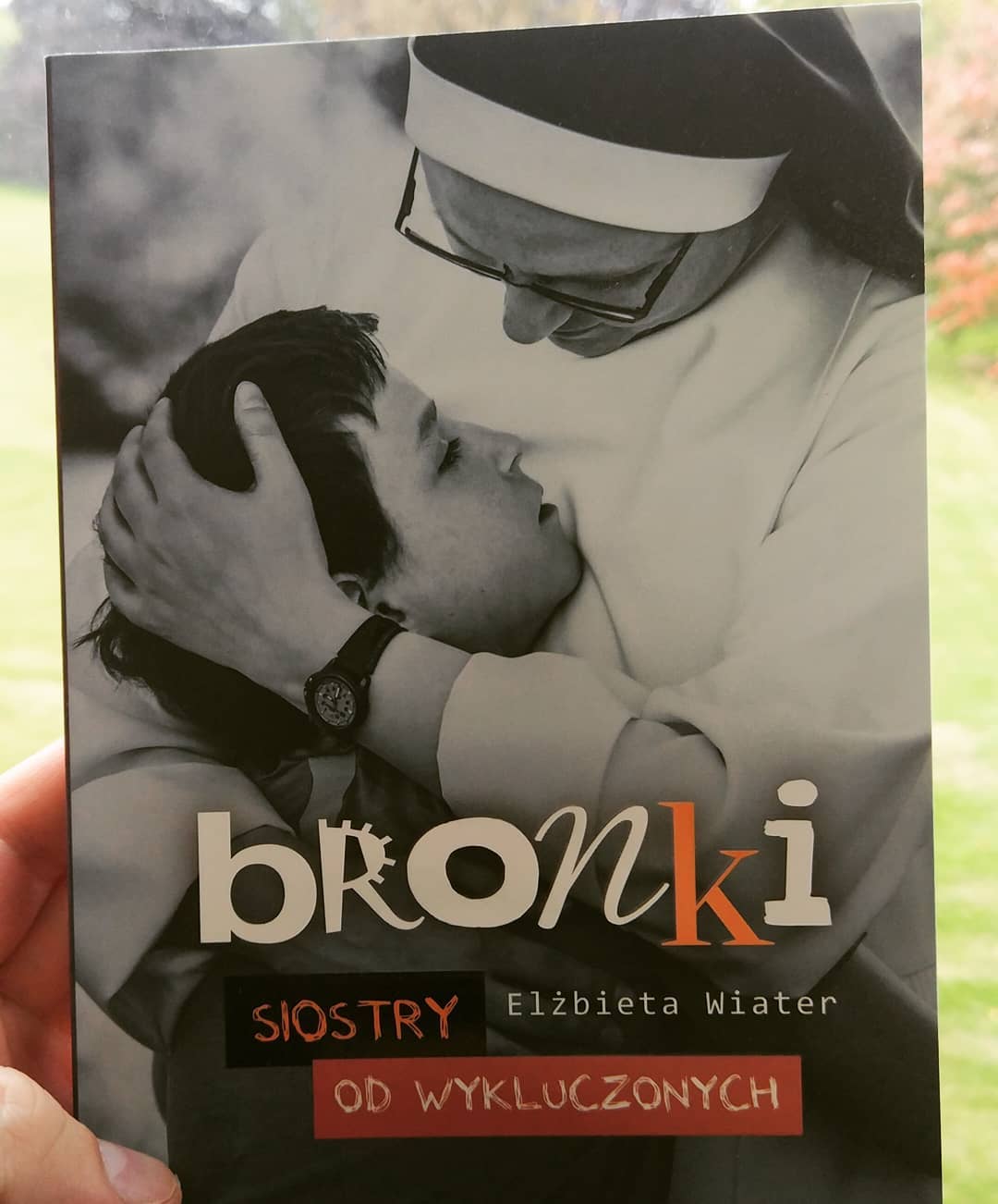 W zeszłym tygodniu dotarła do mnie bardzo miła przesyłka z Polski: książka "Bronki. Siostry od wykluczonych". Radość tym