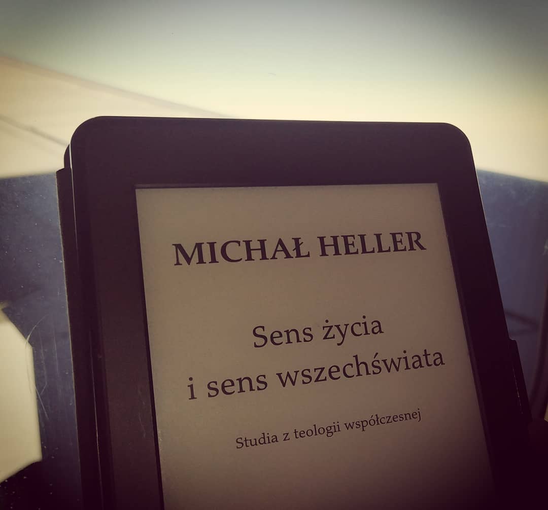 Uwielbiam latać, także dlatego, że wtedy mogę poświęcić się lekturom na które nie ma czasu w codziennym życiu.
Na pokła