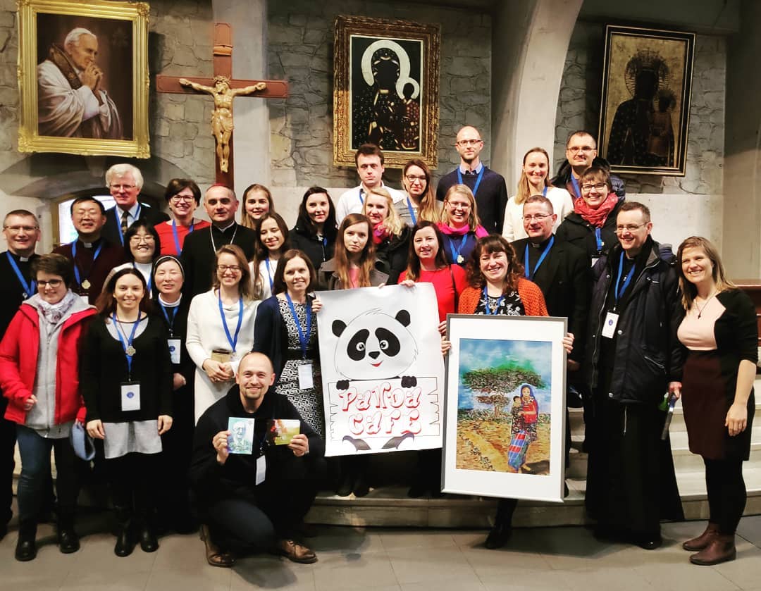 Kropka nad "i". zdjęcie osób związanych z Diakonią Misyjną wraz…