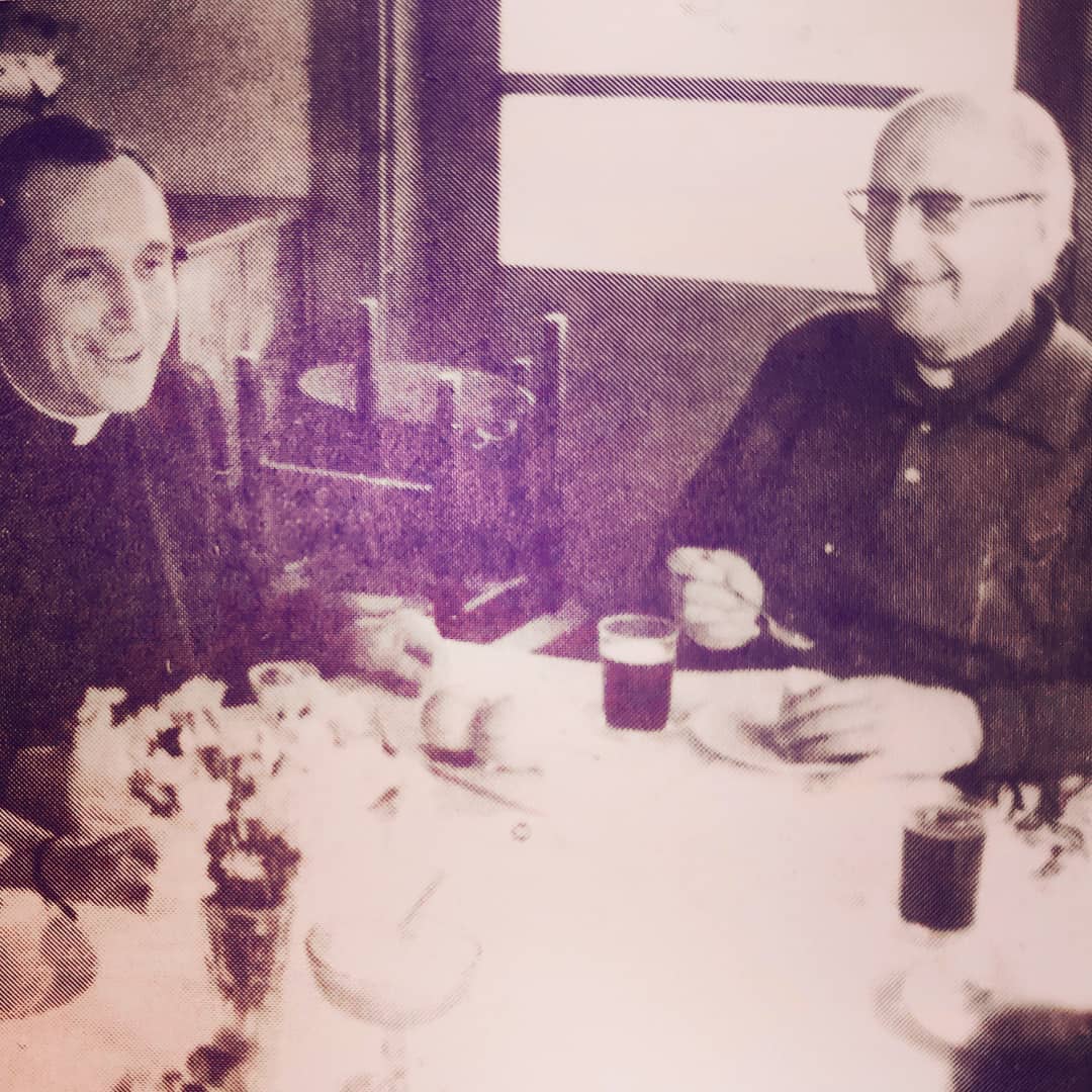Przy niedzieli dziś kawka i ciasteczko na cześć tego uśmiechniętego kapłana po prawej, czyli ks. Franciszka Blachnickieg