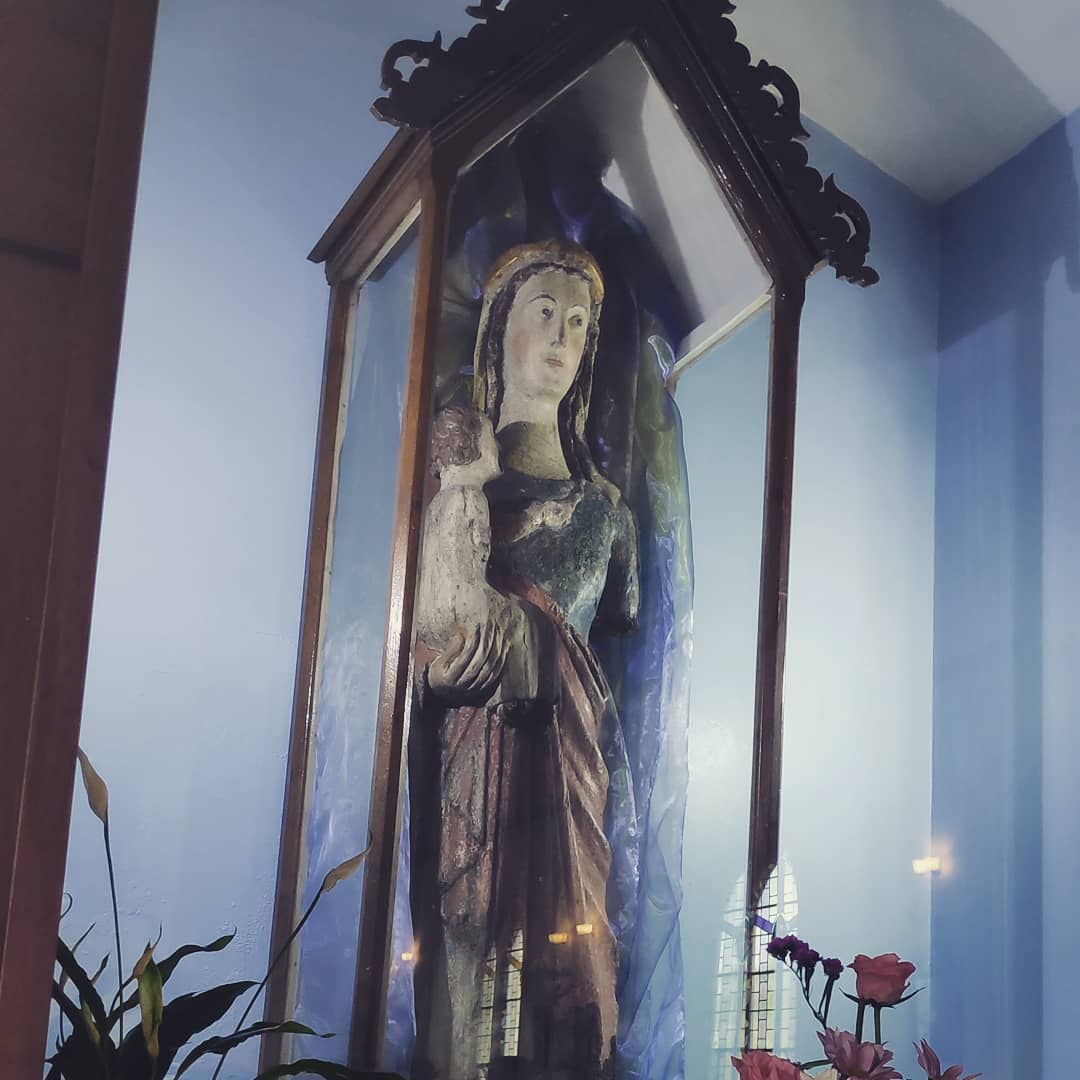 W Clonfert znajduje się przepiękne małe i szerzej nieznane sanktuarium maryjne Matki Bożej z Clonfert. Maryja czczona tu