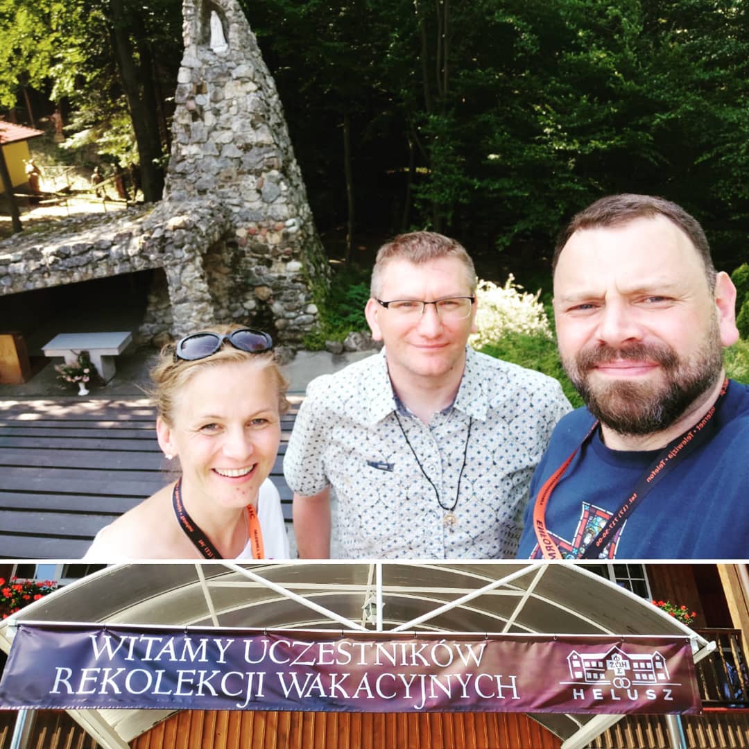Urlop łączy się także z odwiedzinami rodzin z Irlandii, które w…