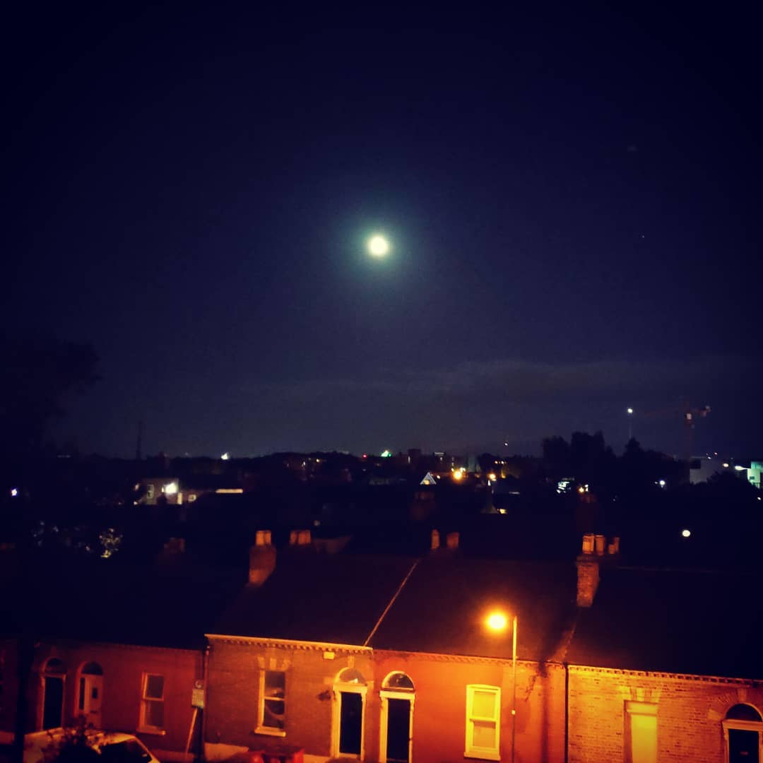 Dublin by night 🌃
Taka mi się trafiła wizyta na mieście, wyjątkowo bez auta, pociągiem.
Dobrze się zagrało bo to przypo