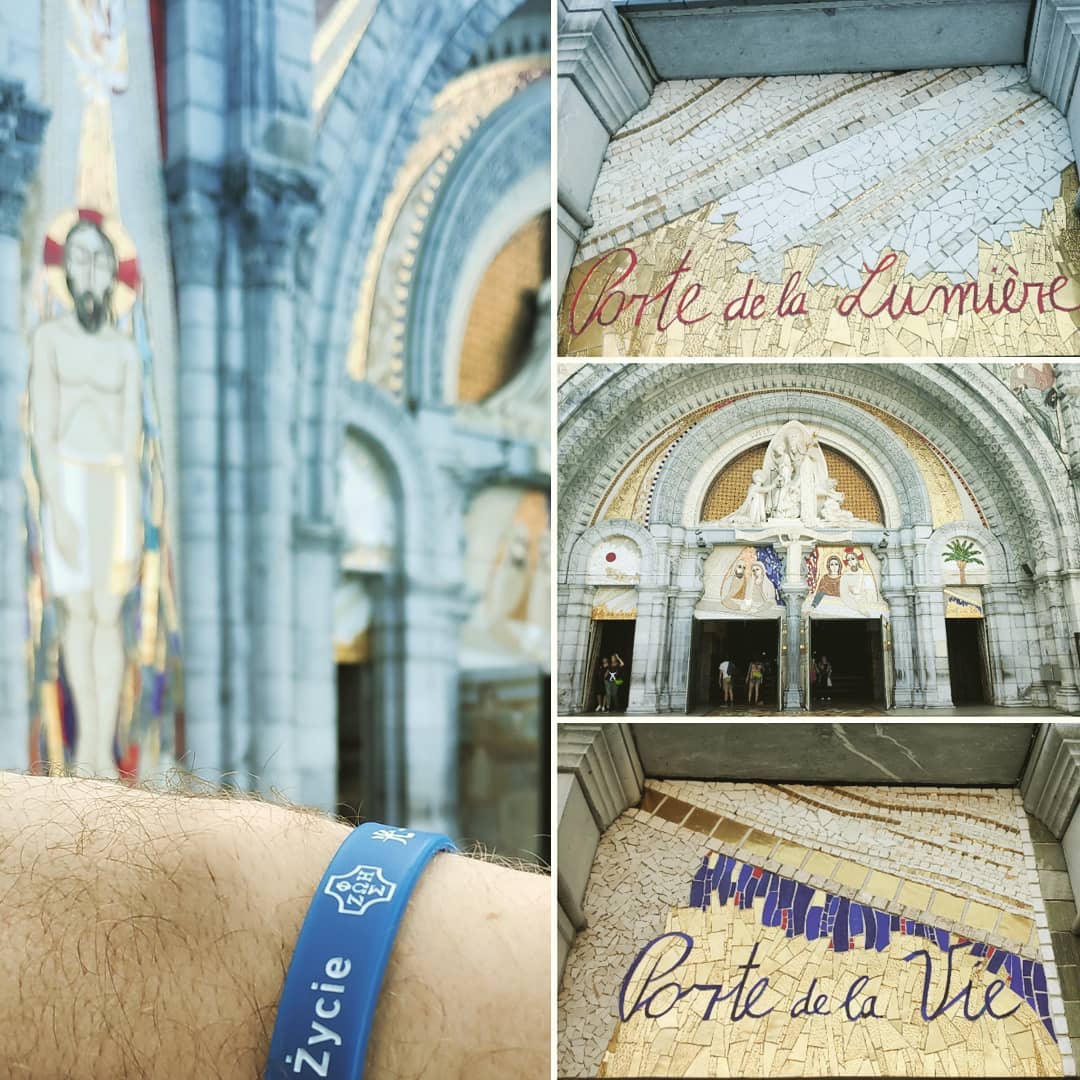 Wejście do bazyliki różańcowej w Sanktuarium w Lourdes jest pełne treści dla wszystkich którzy żyją charyzmatem Światło-