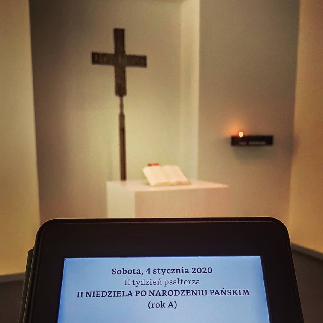 Nieszpory w kaplicy chrześcijańskiej na lotnisku we…