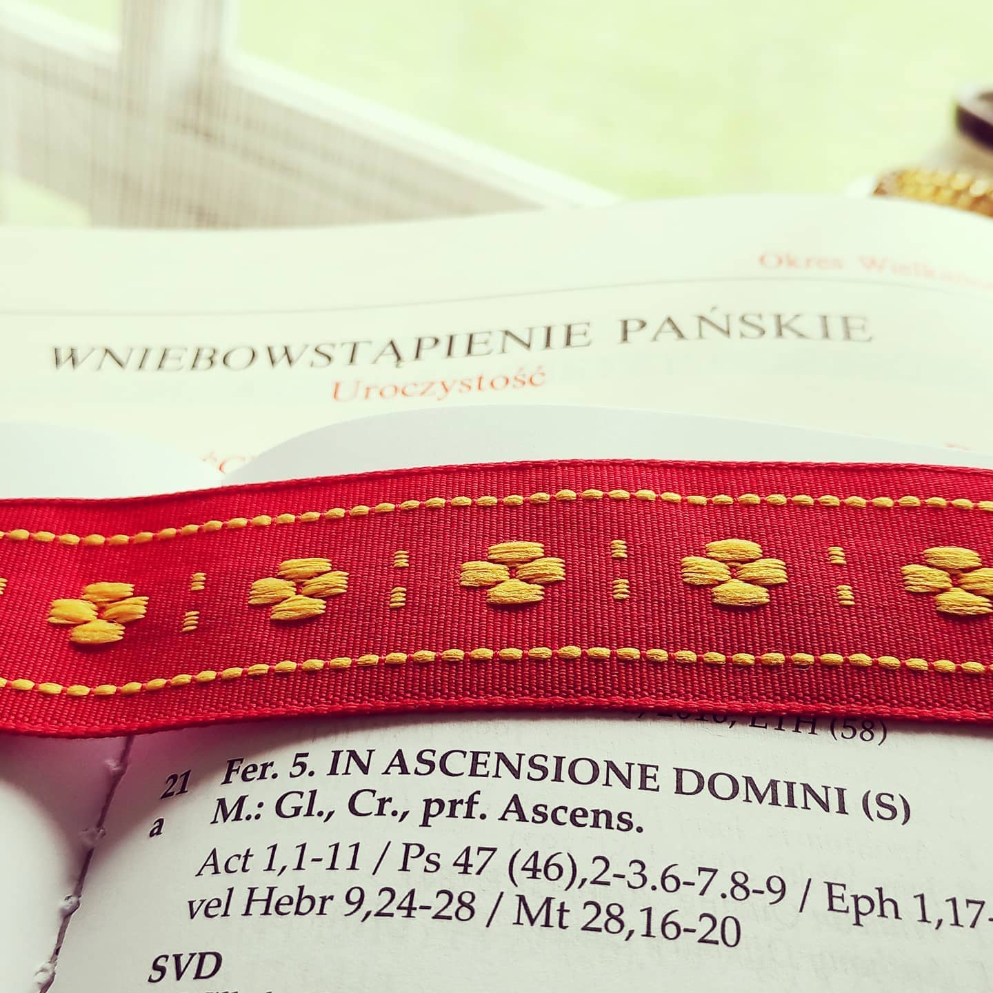 Dzięki temu że nasz kalendarz zakonny liturgiczny ma priorytet w naszym życiu, jeśli sprawujemy kult niepubliczny, to dz