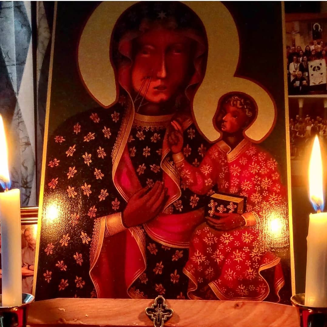 Dziś myśl biegnie na Jasną Górę Zwycięstwa.
W moim pokoju Jasnogórska Jutrzenka Wolności, ma swoje szczególne miejsce.