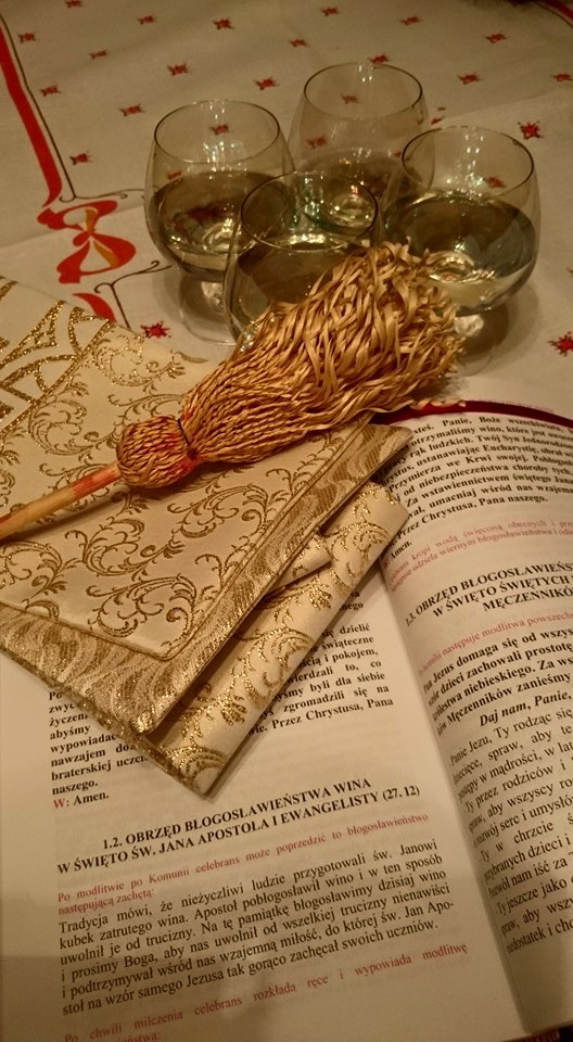 Dziś świętego Jana nie wspominany w liturgii, bo przyćmił go blask Świętej Rodziny, ale wino święcone obowiązkowo :) 
Up