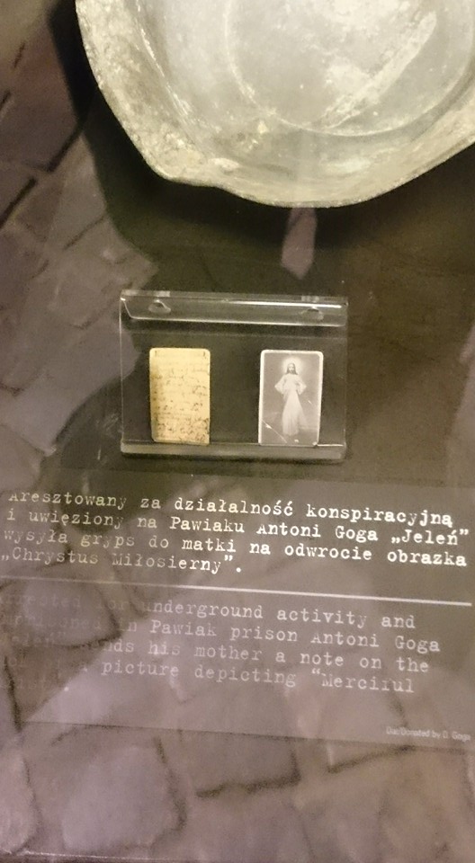 Jest taka mała gablotka przy wejściu do muzeum Powstania, która…