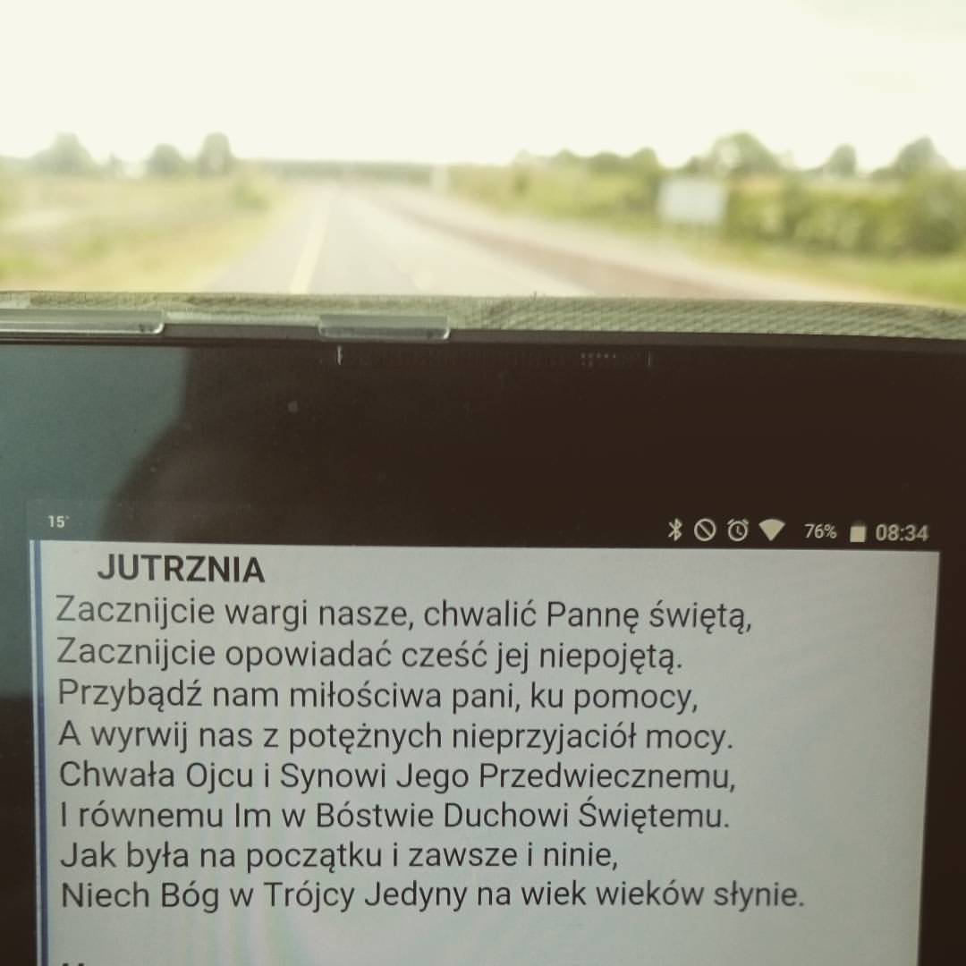 Nie ma to jak zacząć dzień pielgrzymki od godzinek ku czci NMP.…