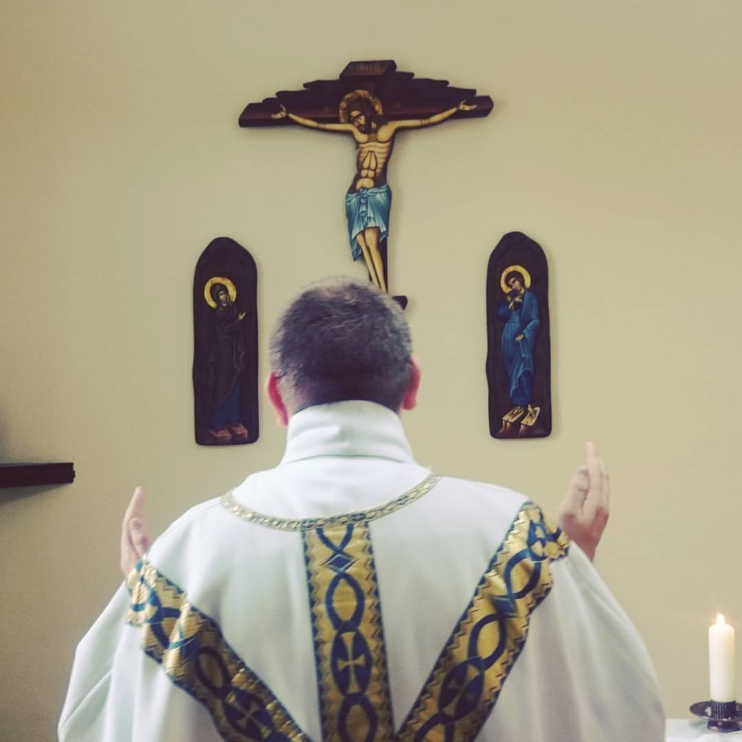 Cieszy wczorajsze tak mocne wezwanie kardynała Saraha, aby odkryć na nowo celebrację Mszy świętej w jednostronnym ukieru