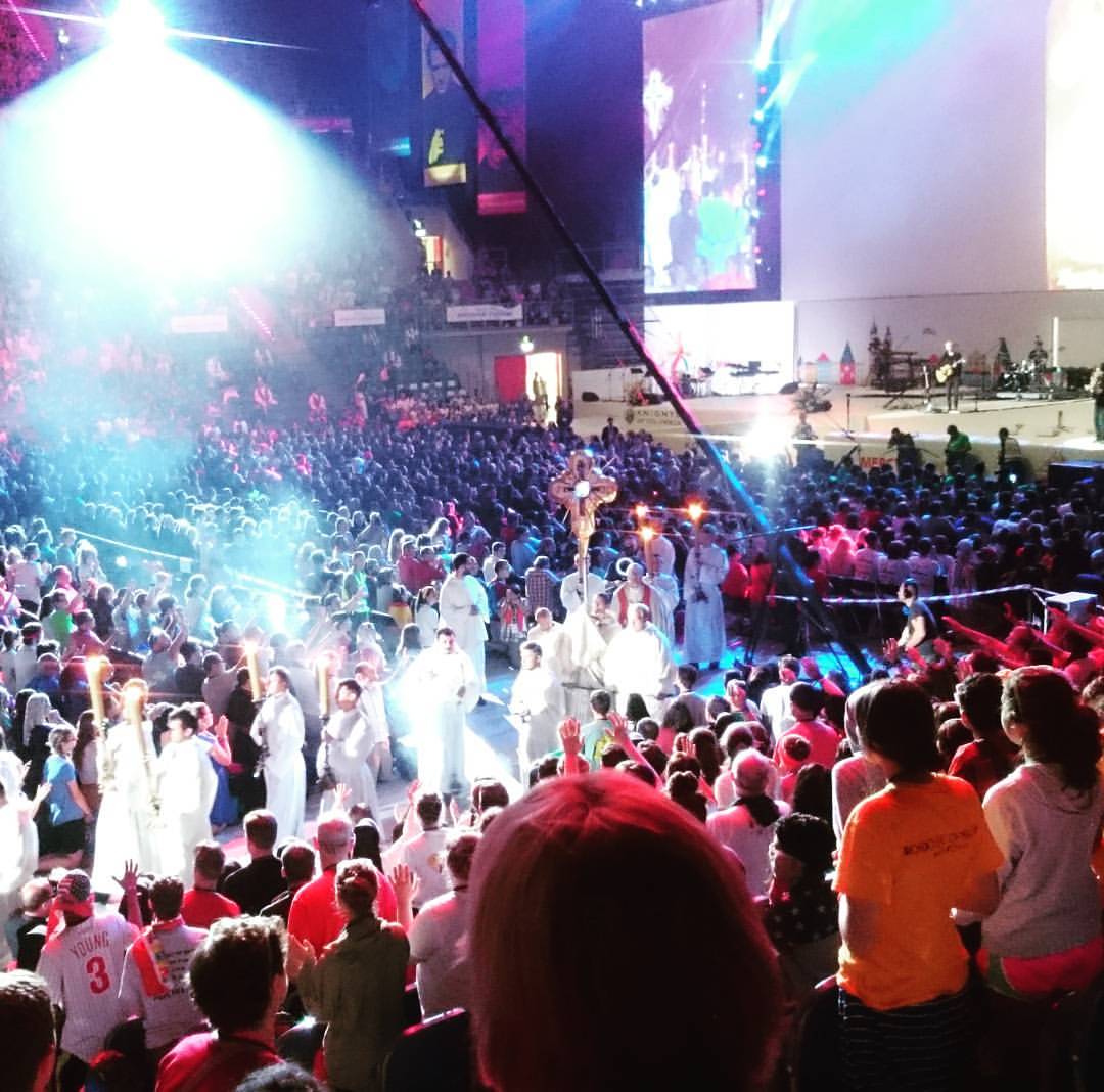 Jesus walks among us! #wyd2016 #nightofmercy 18 tysięcy osób na…