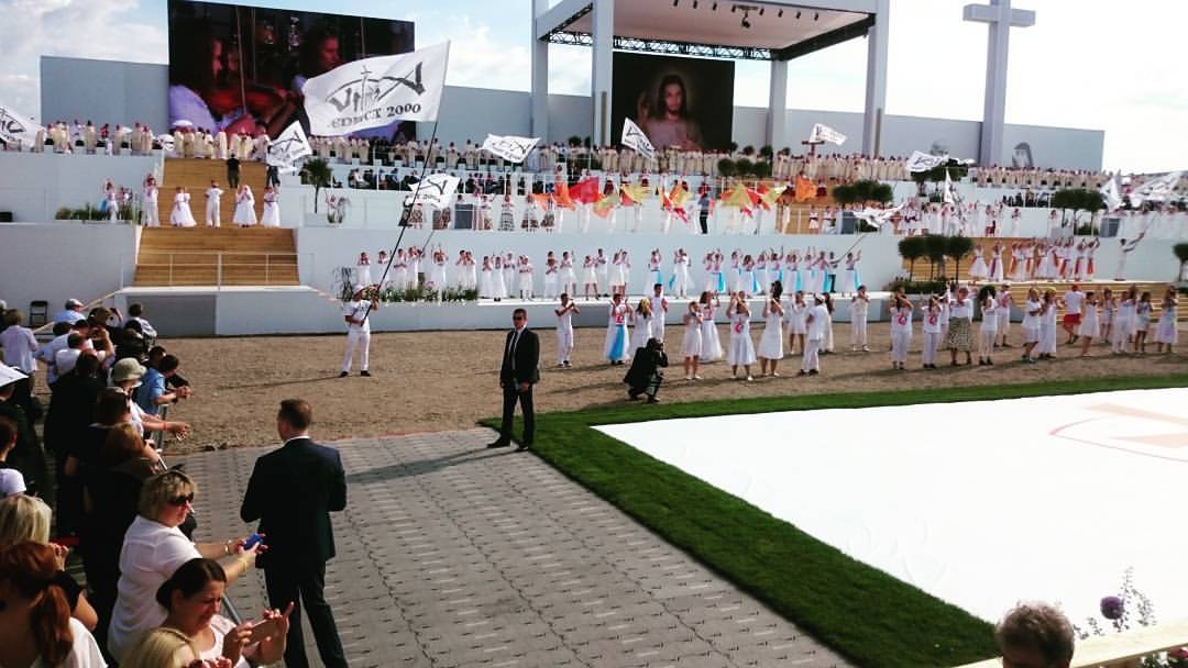 #praiseandworship in a Polish way! ;) #lednica na #ŚDM to…