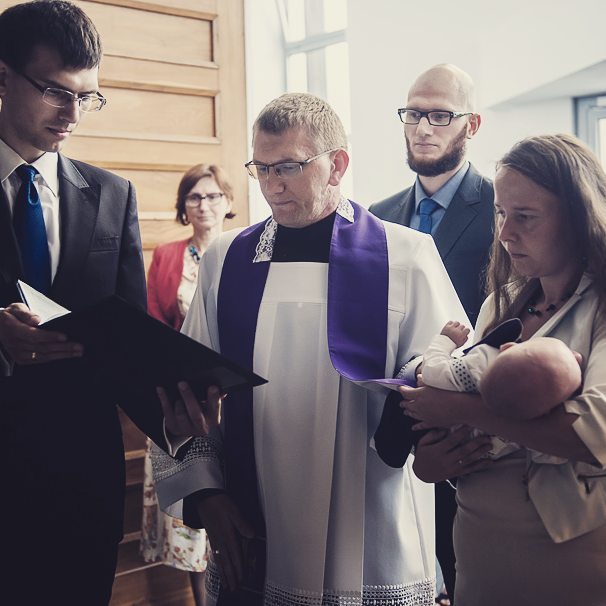[caption in English below the Polish one]
W dawnym obrzędzie chrztu, bardzo wyraźnie widać obrzędy przygotowujące do chr