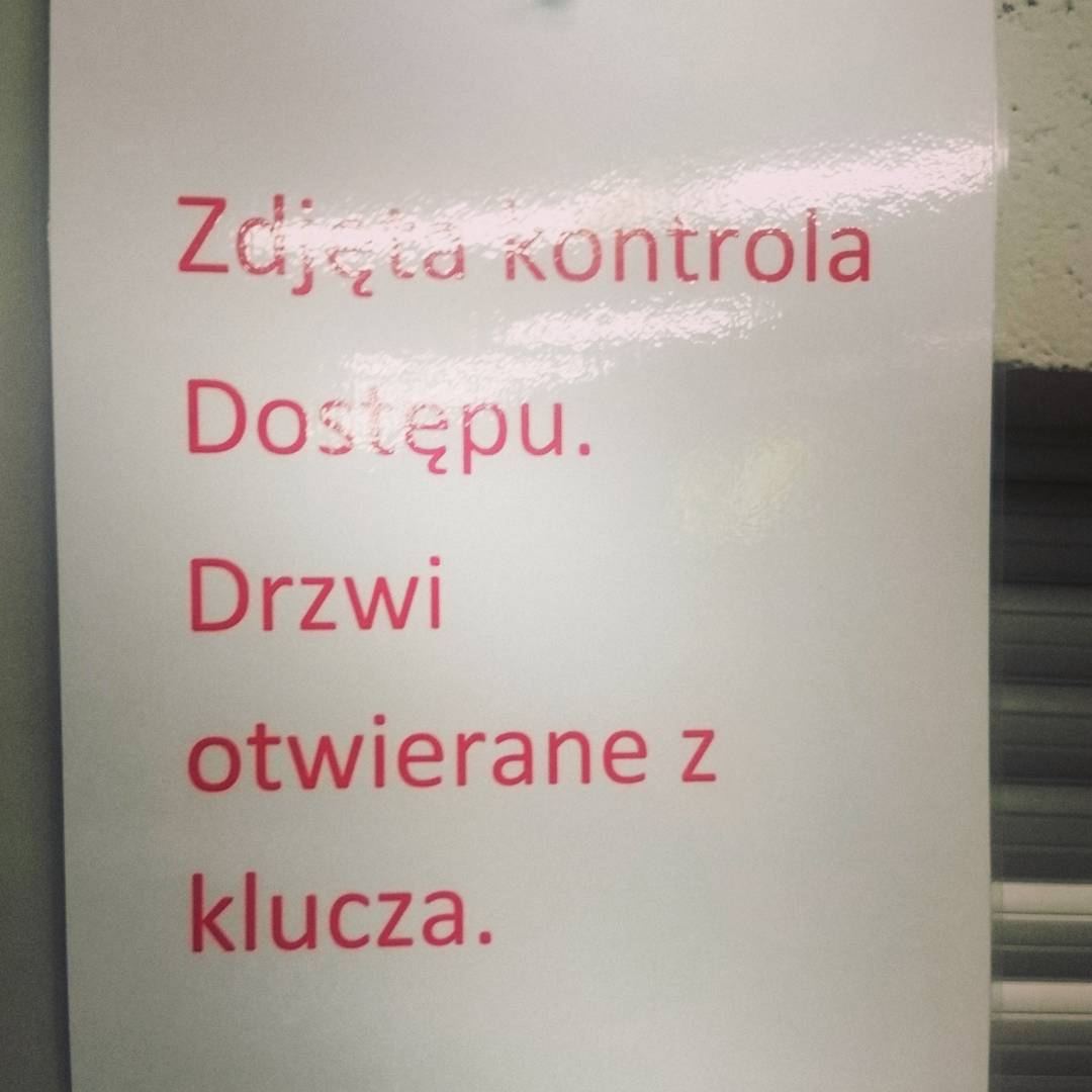 Takie rzeczy na lotnisku, pamiętajmy aby otwierać drzwi z…
