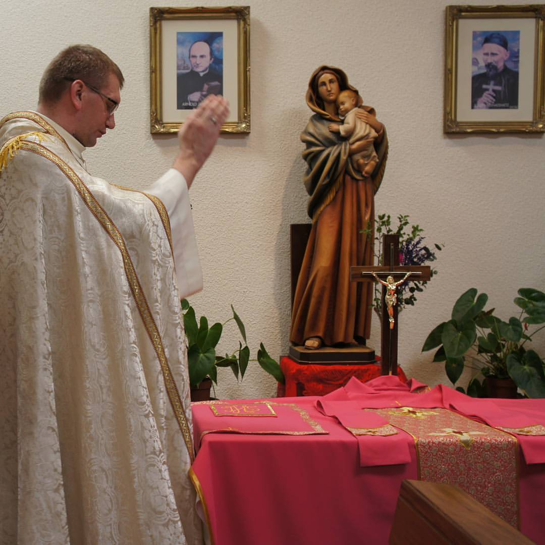 #gaudete czas zacząć na różowo. Przed wieczorną Eucharystią…