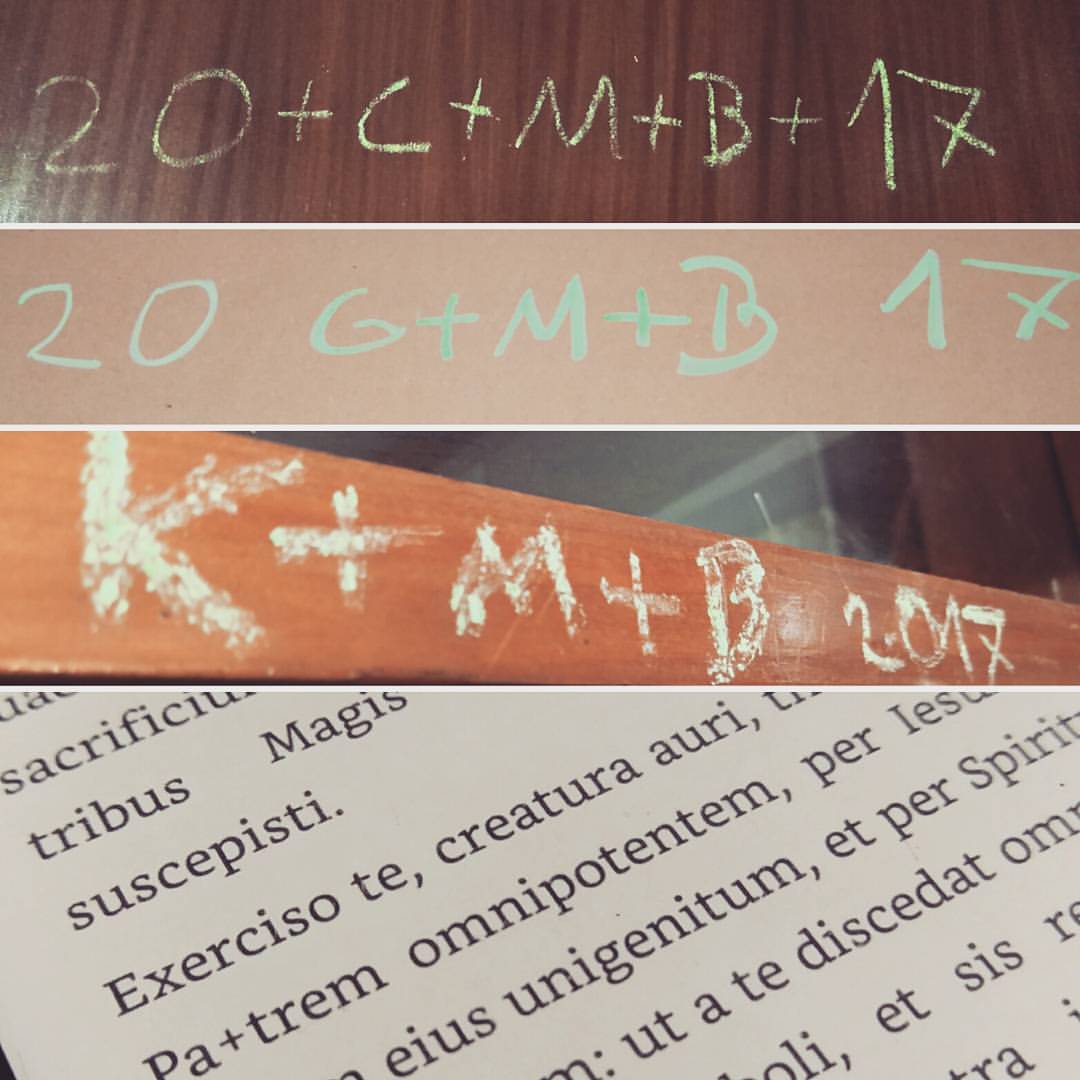 Jak się ma więcej niż jedne odrzwia to można sobie pozwolić na pewną różnorodność zapisu kredą, co niniejszym uczyniłem 