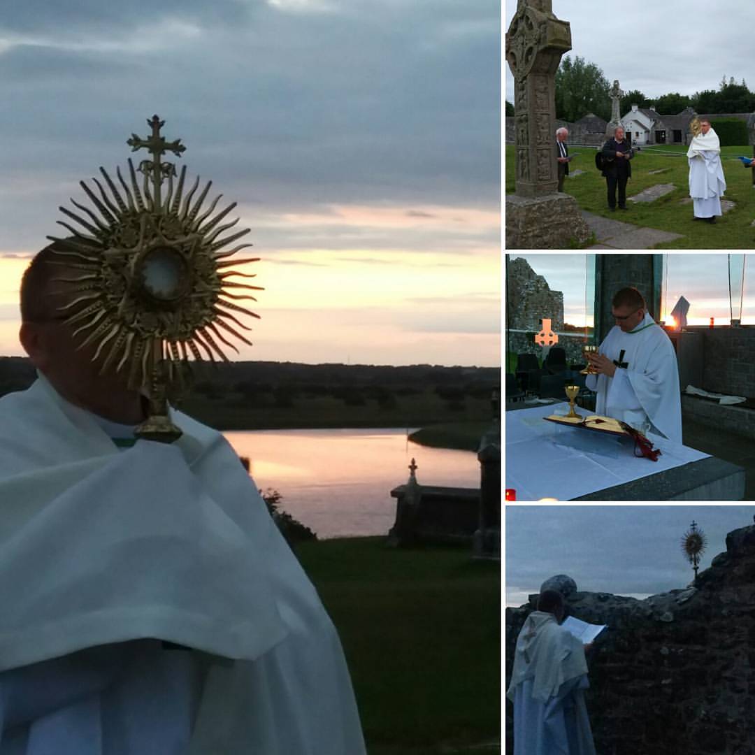 Doroczne Msza św i #procesja na ruinach  Clonmacnois, miejsca szczególnie umiłowanego przez Jana Pawła II. Raz do roku m