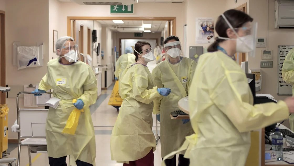 Irlandzki świat w ostatnim czasie żył filmem dokumentalnym z serii: *RTÉ Investigates: Inside Ireland's Covid Battle*. T