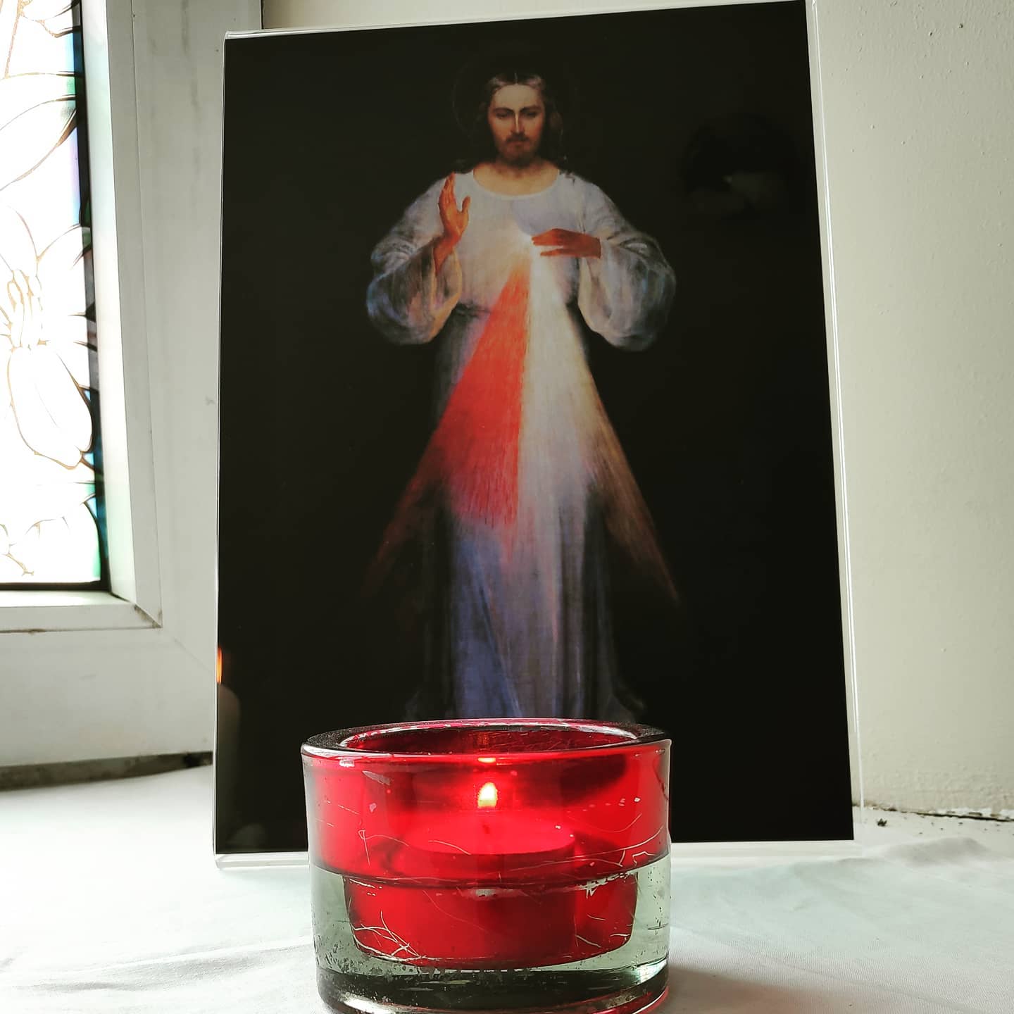 Przed Eucharystią dziś w oratorium pobłogosławiłem wizerunek Jezusa Miłosiernego. Nieprzypadkowo, bowiem 90 lat temu 22 