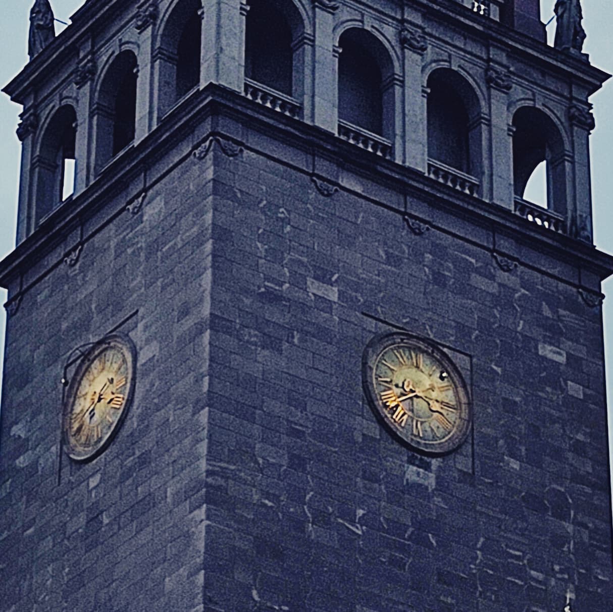 Zegar tyka odmierzajac czas chronologicznie, ale my wciąż…