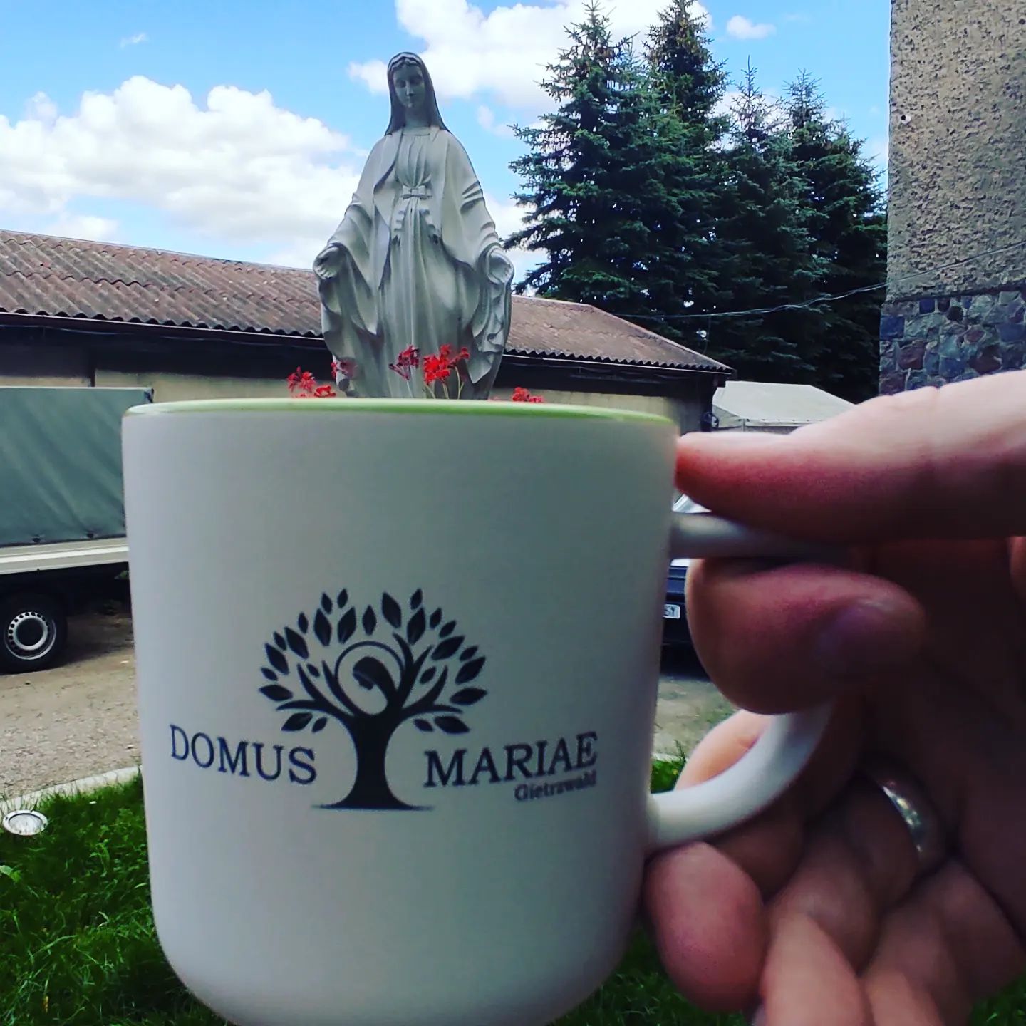 I tak oto jesteśmy w Domu Maryi w Gietrzwałdzie. Wita nas…