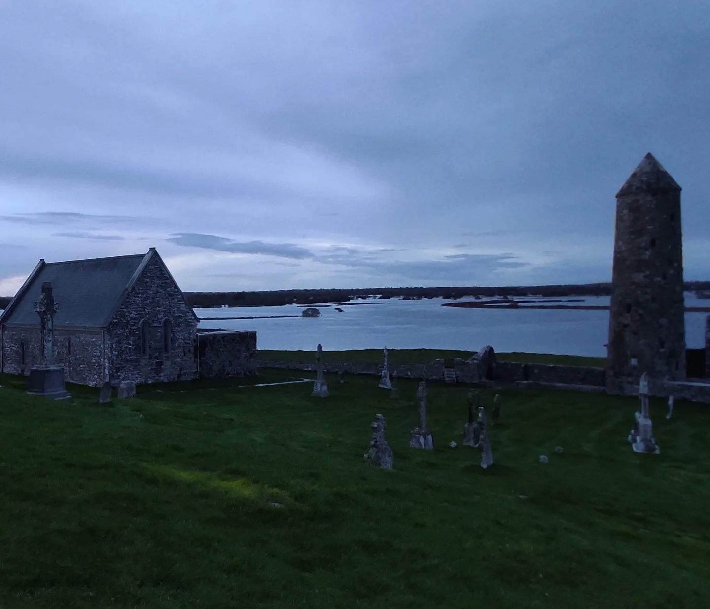 Wszystkich Świętych w Clonmacnois to piękne złożenie dnia i…