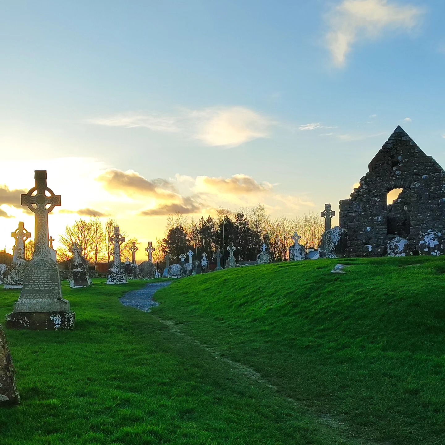 U początku roku modlitewna wizyta w Clonmacnois to duchowy must…