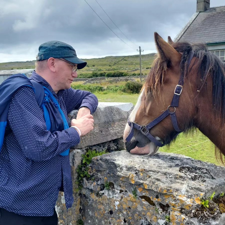 Oko w oko z... 😎 🐴 W drodze na grób świętego Endy na wyspie…