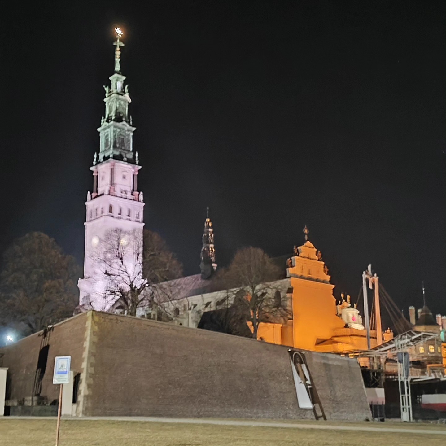 Najbliższe 4 dni będą właśnie w takim blasku jasnogórskim 🔥…