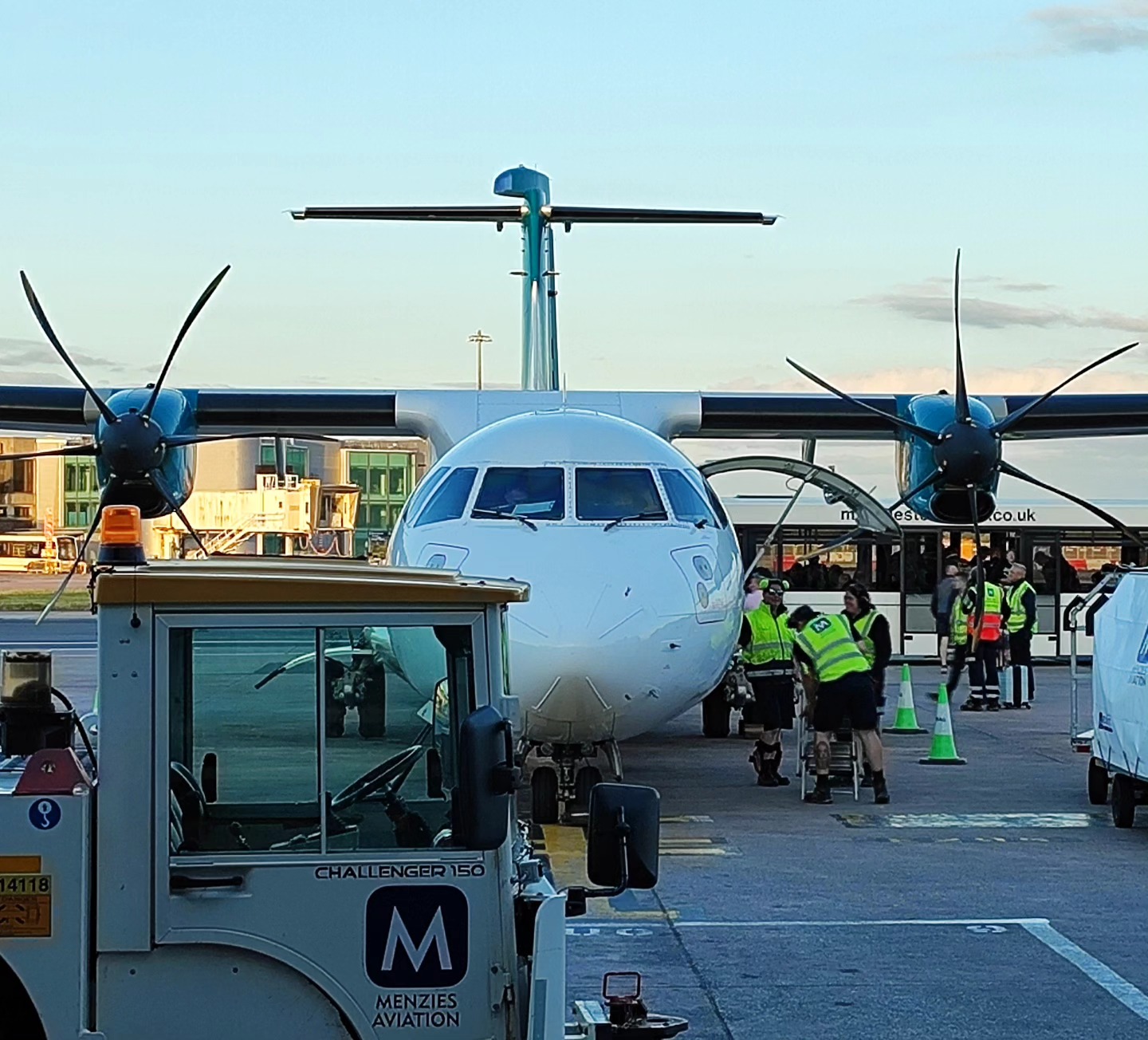 Wieczorny powrót na wyspę nieco oldschoolowo na śmigłach 🛩️