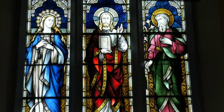 i majestetyczne witraże znów przywołujące na pamięć dawną świetność irlandzkiego Kościoła